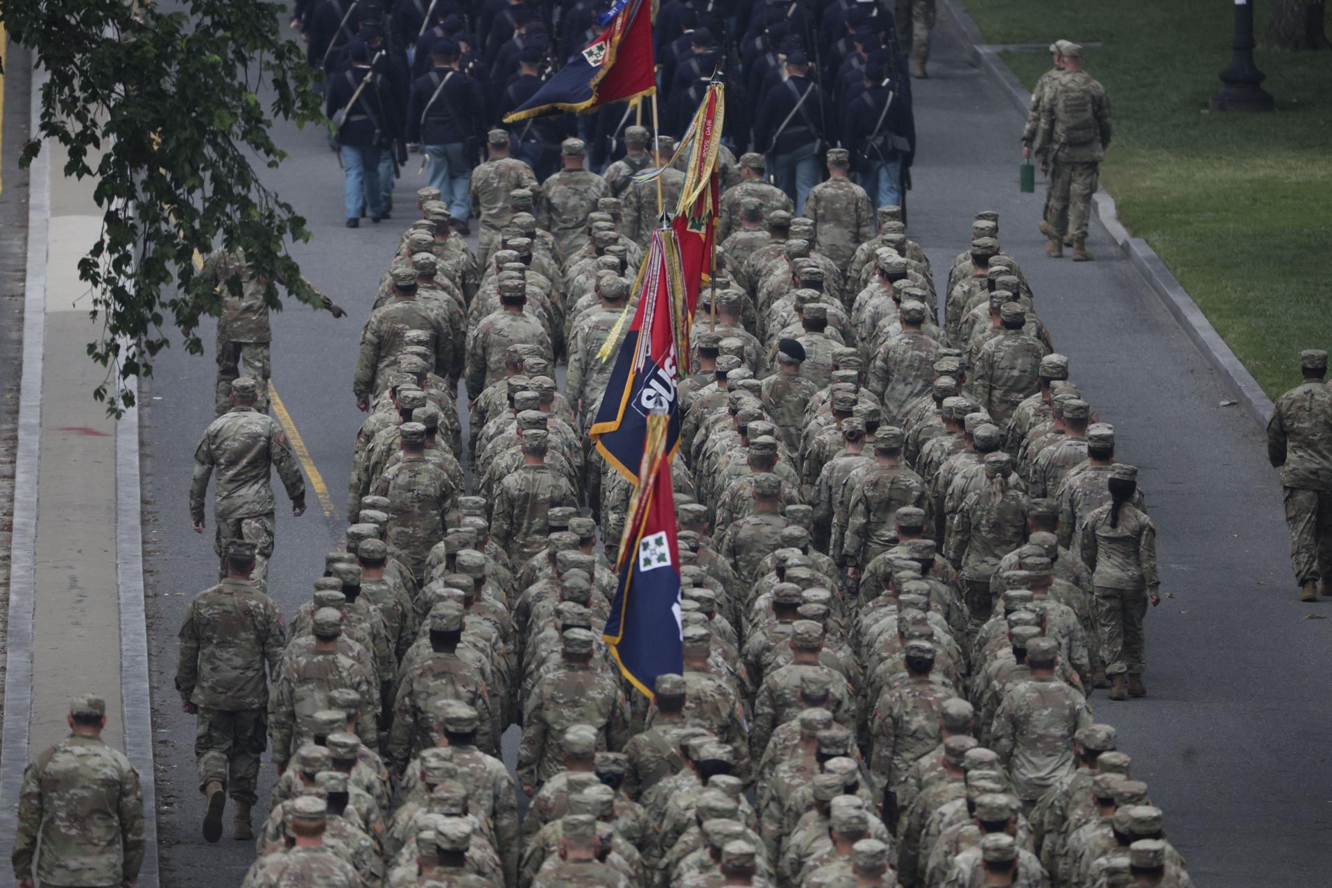 Militares estadounidenses participaron este 14 de junio en un desfile conmemorativo por el 250.º aniversario del Ejército de los Estados Unidos, realizado en Washington D.C. EFE/EPA/ALLISON DINNER / POOL