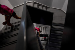 V edición de la Carrera Vertical del Eurostars Madrid Tower, en la que un centenar de corredores luchan por llegar primero al piso 50 del rascacielos tras subir un millar de escalones. EFE/Daniel González