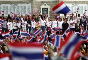 BANGKOK (Thailand), 28/06/2025.- Demonstrators attend an anti-government rally calling for the resignation of the Thai prime minister, at Victory Monument in Bangkok, Thailand, 28 June 2025. Anti-Shinawatra protesters held a rally following the leak of an audio recording of prime minister Paetongtarn Shinawatra’s phone call with former Cambodian premier Hun Sen regarding a border dispute between the two countries. (Protestas, Tailandia) EFE/EPA/NARONG SANGNAK
