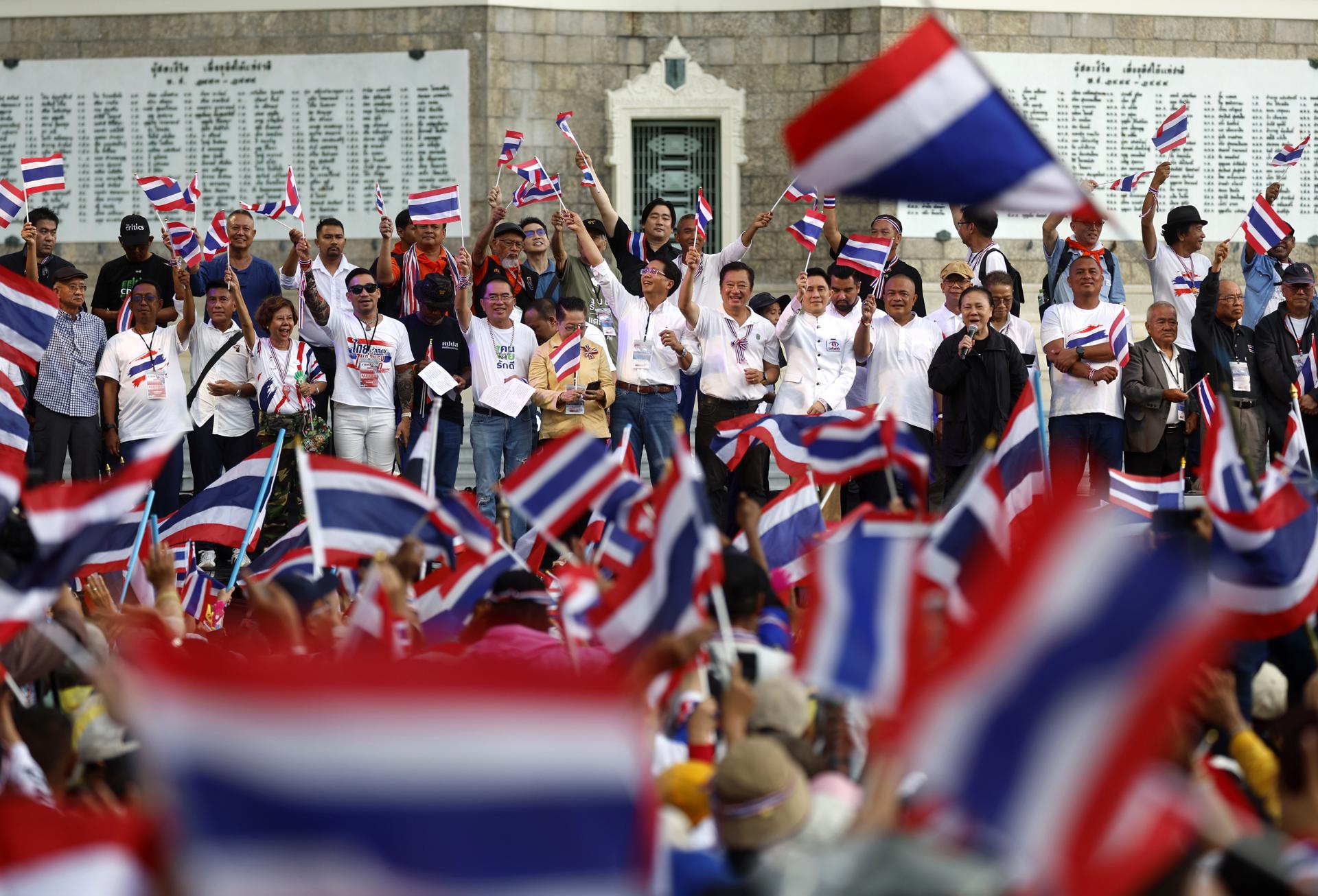BANGKOK (Thailand), 28/06/2025.- Demonstrators attend an anti-government rally calling for the resignation of the Thai prime minister, at Victory Monument in Bangkok, Thailand, 28 June 2025. Anti-Shinawatra protesters held a rally following the leak of an audio recording of prime minister Paetongtarn Shinawatra’s phone call with former Cambodian premier Hun Sen regarding a border dispute between the two countries. (Protestas, Tailandia) EFE/EPA/NARONG SANGNAK