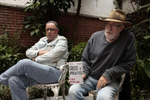 Los activista mexicanos Jacobo Dayán (i) y Javier Siciilia, participan durante una entrevista con EFE este viernes en Ciudad de México (México). EFE/José Méndez