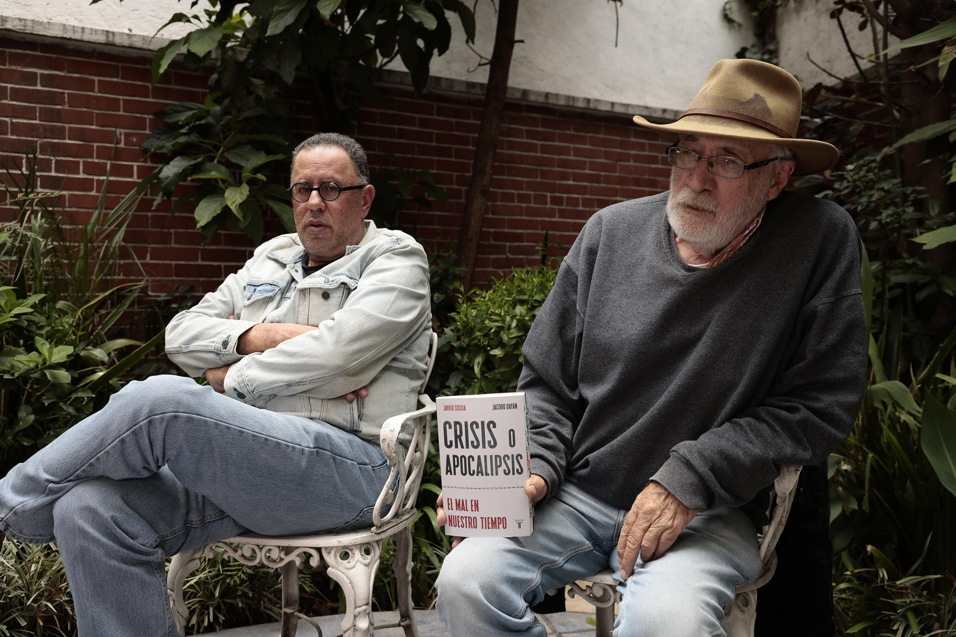 Los activista mexicanos Jacobo Dayán (i) y Javier Siciilia, participan durante una entrevista con EFE este viernes en Ciudad de México (México). EFE/José Méndez