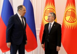 El ministro de Asuntos Exteriores de Rusia, Serguéi Lavrov, y el ministro de Asuntos Exteriores de Kirguistán, Jeenbek Kulubayev (R), en Cholpon-Ata, Kirguistán, el 29 de junio de 2025. EFE/EPA/IGOR KOVALENKO