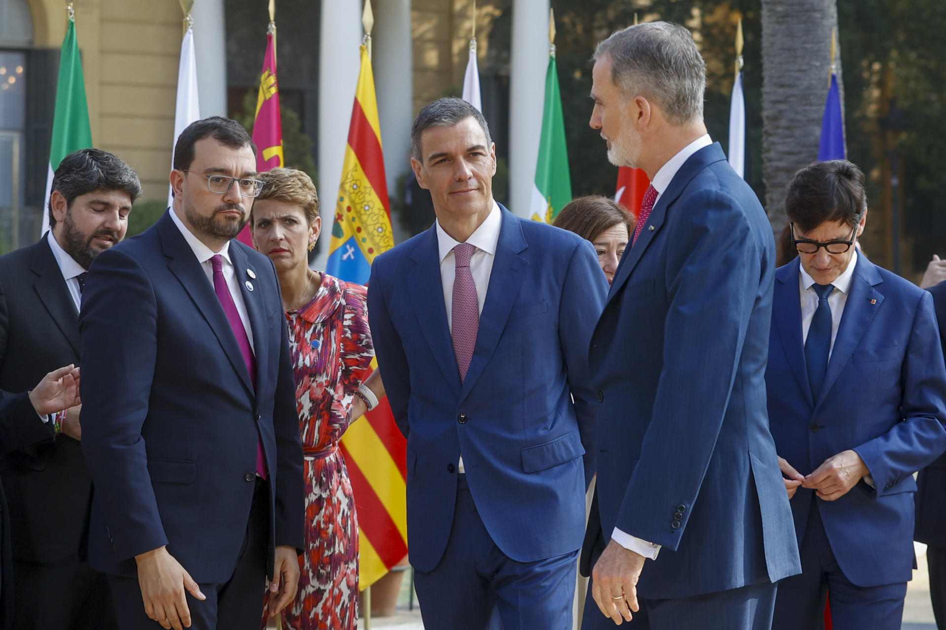 Felipe VI y el presidente del Gobierno, Pedro Sánchez, junto al jefe del Ejecutivo asturiano, Adrián Barbón, entre otros, durante la XXVIII Conferencia de Presidentes que se celebra este viernes en el Palau de Pedralbes, en Barcelona. EFE/ Quique Garcia