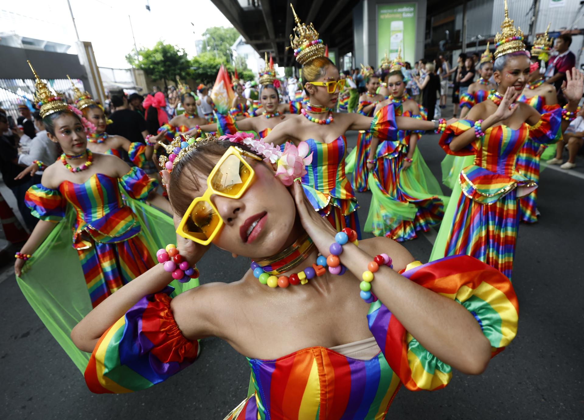 BANGKOK (Thailand), 01/06/2025.- Dancers wearing rainbow costumes take part in the Bangkok Pride Parade 2025 to celebrate Pride Month in Bangkok, Thailand, 01 June 2025. Thousands of Thais and foreigners joined the parade along the main road of a major business district. Pride Month is celebrated worldwide every June to commemorate the 1969 Stonewall uprising and to raise awareness and promote equal rights for the Lesbian, Gay, Bisexual, Transgender, and Queer (LGBTQ) community. (Tailandia) EFE/EPA/NARONG SANGNAK