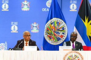 Fotografía cedida por la Organización de los Estados Americanos (OEA) donde aparece su secretario general, Albert Ramdin (i), junto al ministro de Relaciones Exteriores y Comercio de Antigua y Barbuda, E. P. Chet Greene, hablando en la conferencia de prensa inaugural de la 55 Asamblea General de la OEA este martes, en Saint John (Antigua y Barbuda). EFE/ Juan Manuel Herrera/ OEA