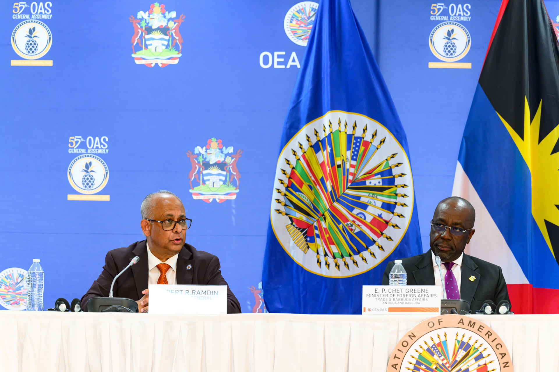 Fotografía cedida por la Organización de los Estados Americanos (OEA) donde aparece su secretario general, Albert Ramdin (i), junto al ministro de Relaciones Exteriores y Comercio de Antigua y Barbuda, E. P. Chet Greene, hablando en la conferencia de prensa inaugural de la 55 Asamblea General de la OEA este martes, en Saint John (Antigua y Barbuda). EFE/ Juan Manuel Herrera/ OEA