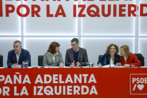 MADRID.- El presidente del Gobierno y secretario general del Partido Socialista, Pedro Sánchez (c), conversa con la presidenta del PSOE, Cristina Narbona (2i), al inicio de la reunión de la Comisión Ejecutiva Federal del PSOE el pasado mes de marzo en la sede del partido en Madrid. EFE/ Juan Carlos Hidalgo