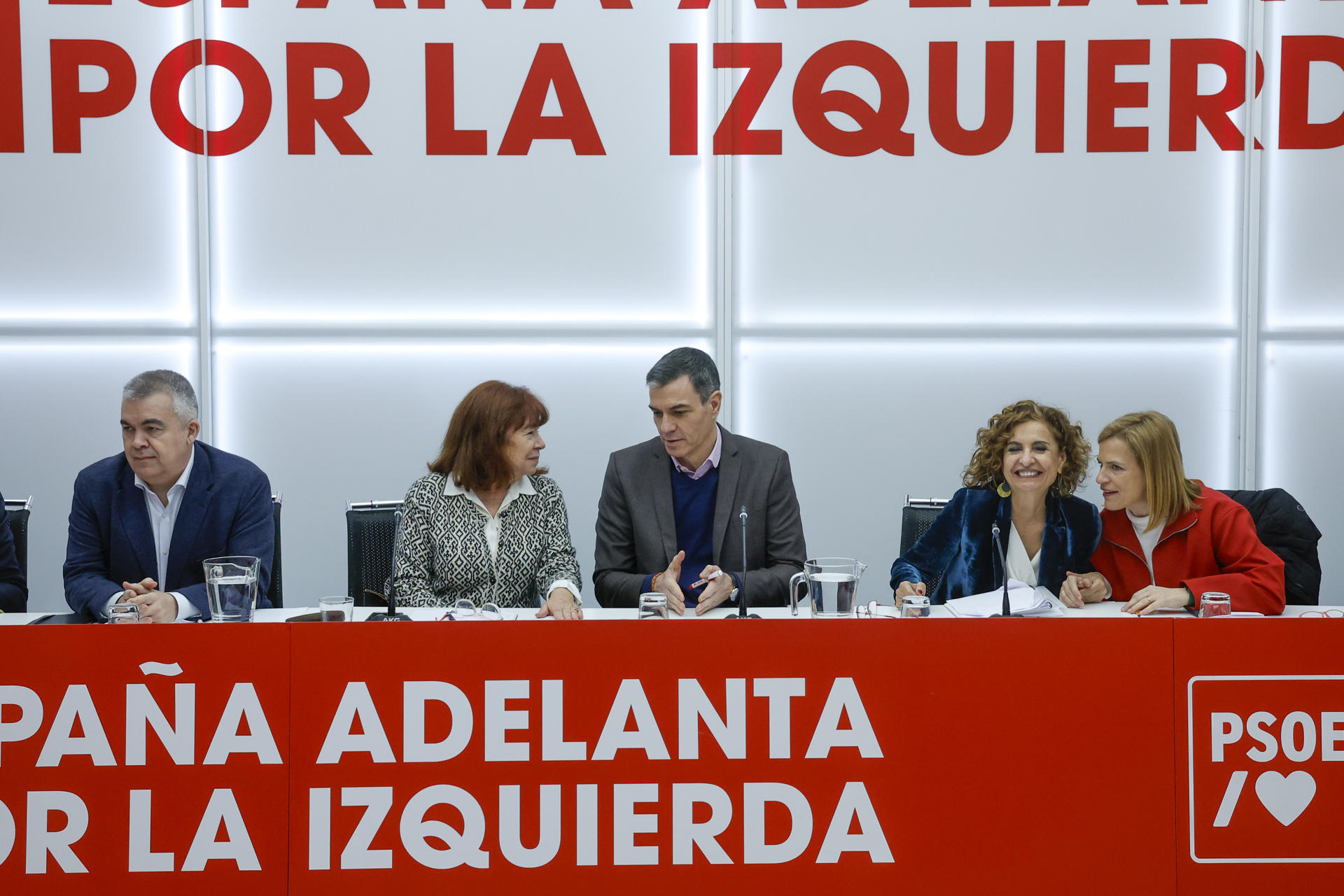 MADRID.- El presidente del Gobierno y secretario general del Partido Socialista, Pedro Sánchez (c), conversa con la presidenta del PSOE, Cristina Narbona (2i), al inicio de la reunión de la Comisión Ejecutiva Federal del PSOE el pasado mes de marzo en la sede del partido en Madrid. EFE/ Juan Carlos Hidalgo