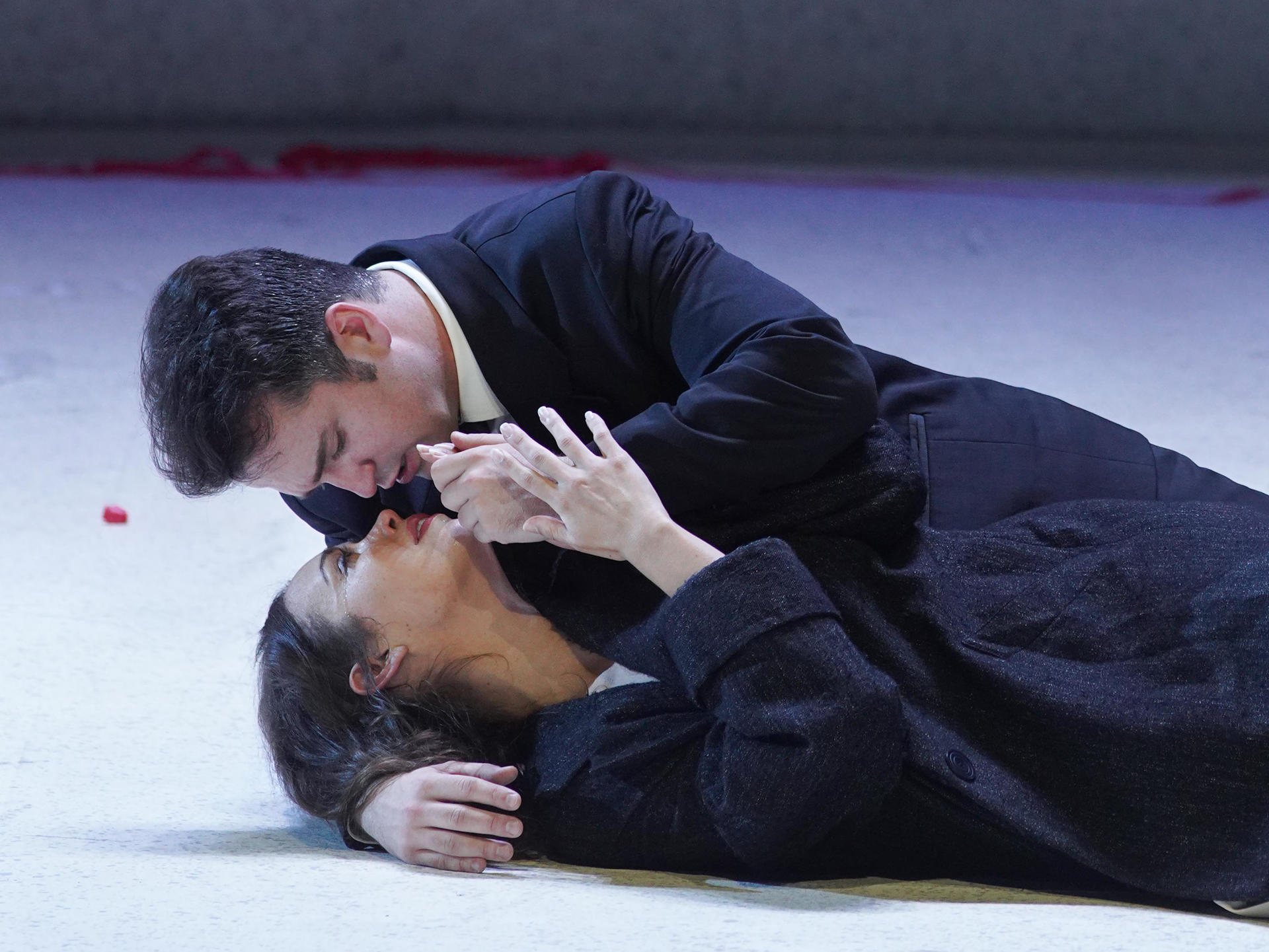 El Teatro Real clausura la temporada con una producción de 'La traviata' que no pudo representar en su integridad por la pandemia del coronavirus, y que ahora retoma desde este martes y hasta el 23 de julio. En la imagen, la soprano Nadine Sierra (Violetta Valéry) y el tenor Xabier Anduaga (Alfredo) . EFE/Javier del Real/Teatro Real.

