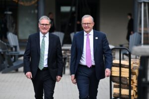 Kananaskis (Canadá), 17/06/2025.- El primer ministro de Reino Unido, Keir Starmer (izq), y el primer ministro de Australia, Anthony Albanese, llegan a una reunión bilateral durante la Cumbre de Líderes del G7 en Kananaskis, Alberta, Canadá, EFE/EPA/LUKAS COCH AUSTRALIA AND NEW ZEALAND OUT
