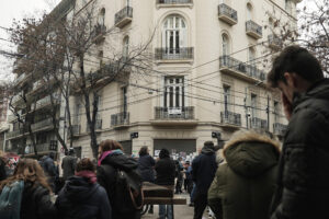 Simpatizantes de la expresidenta de Argentina Cristina Fernández, esperan frente a su casa, en Buenos Aires (Argentina). EFE/ Pablo Barrera