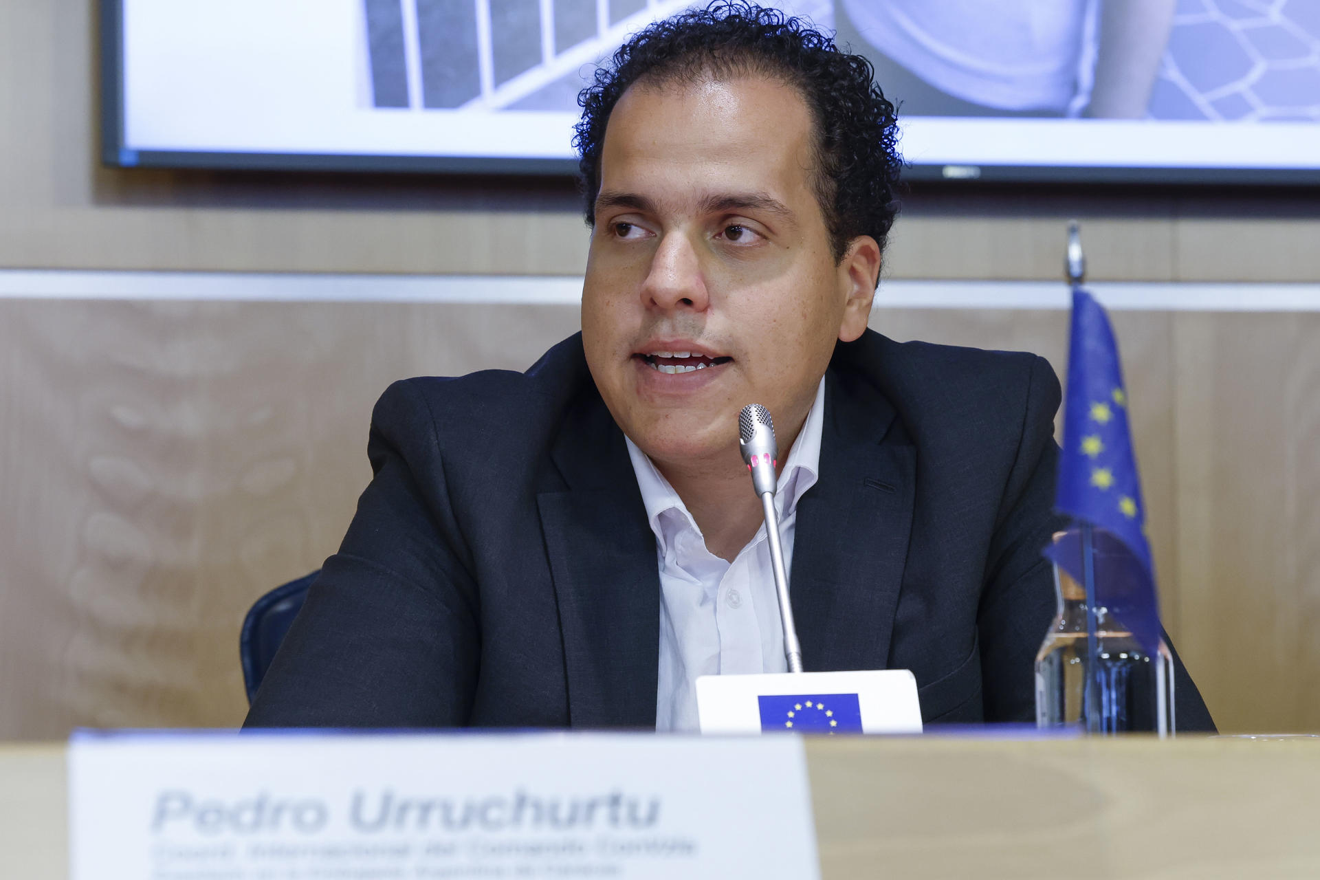 El coordinador internacional del Comando con Venezuela, Pedro Urruchurtu, en un momento de la sesión 'Venezuela, Memoria y Justicia', celebrada este martes en Madrid. EFE/ J.J. Guillén