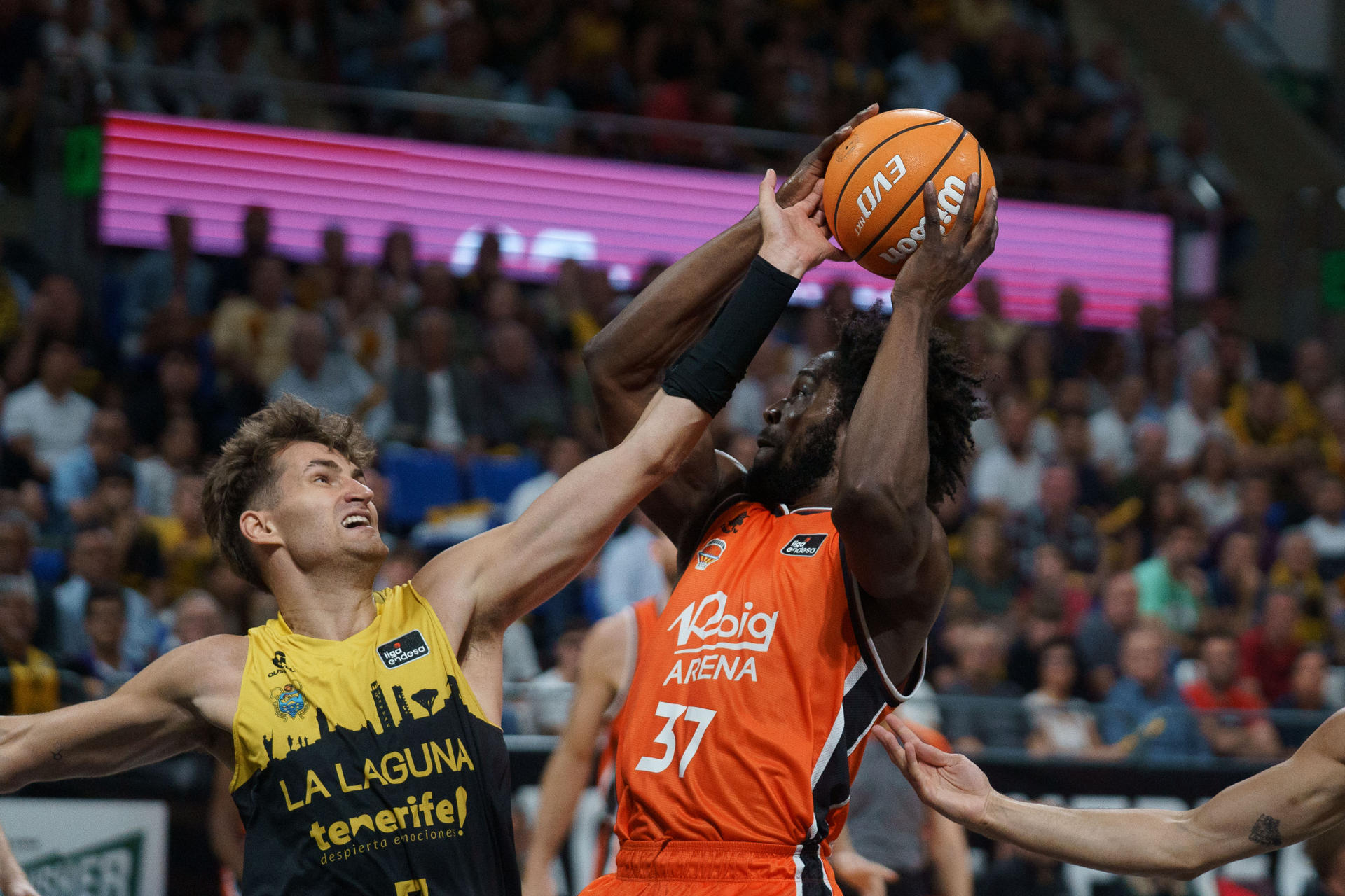 El alero del Valencia Semi Ojeleye (d) ante Henri Drell, del Tenerife, durante el tercer partido de las semifinales de la Liga Endesa de baloncesto que La Laguna Tenerife y Valencia Basket disputaron en el pabellón Santiago Martín de La Laguna, en Tenerife. EFE/Ramón de la Rocha