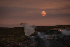 Un hidroavión en las labores de extinción de un incendio forestal, en una imagen de archivo. EFE// Brais Lorenzo