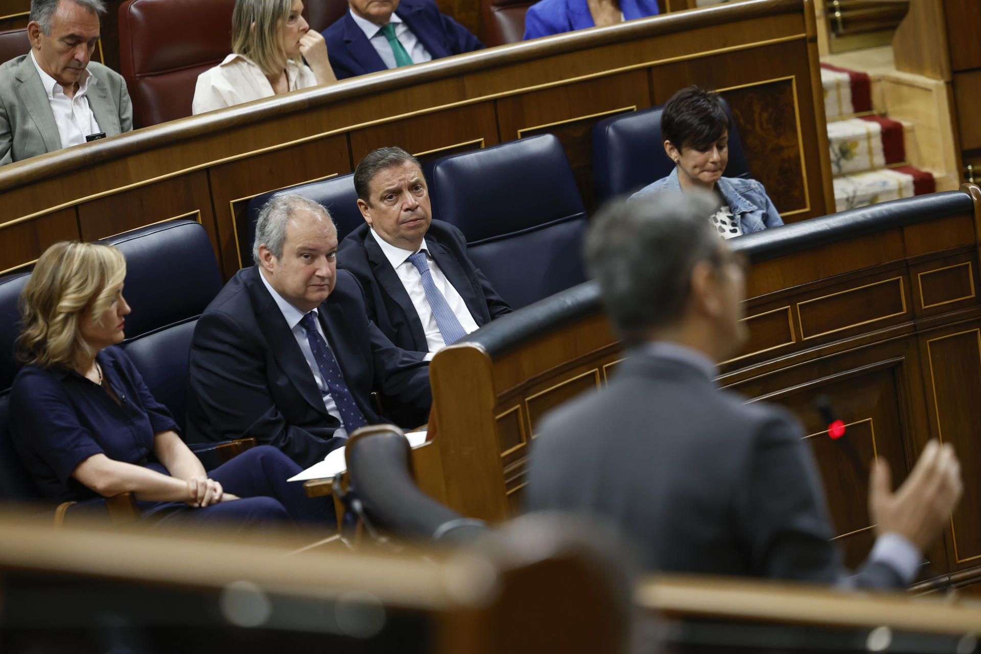 La ministra de Educación, Formación Profesional y Deportes y portavoz del Gobierno, Pilar Alegría (i), y de Presidencia, Justicia y Relaciones con las Cortes, Félix Bolaños (d), durante la sesión de control al Gobierno que se celebra este miércoles. EFE/Mariscal