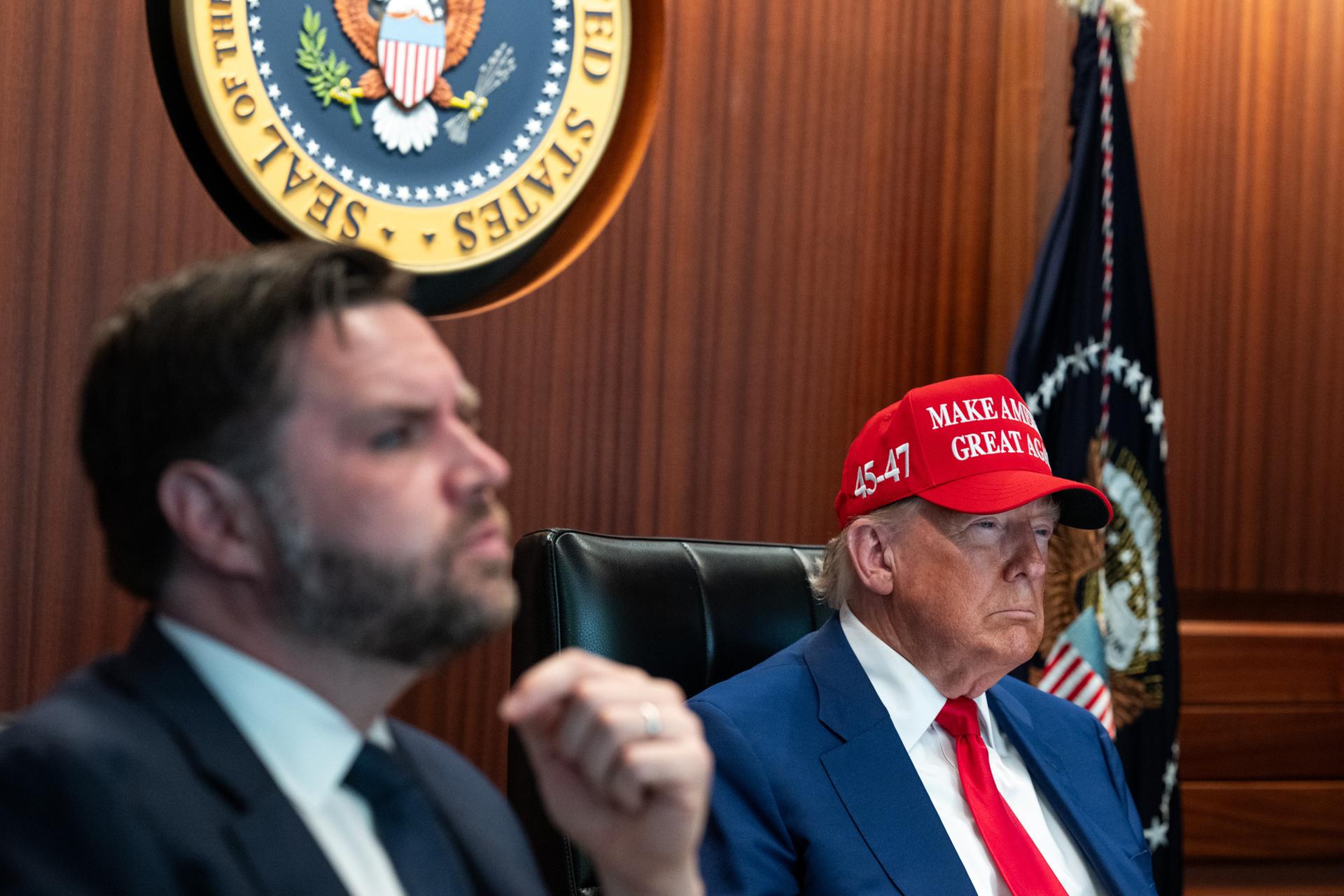 Fotografía cedida este sábado, 21 de junio, por la Casa Blanca que muestra al presidente estadounidense, Donald Trump (d), y al vicepresidente de EE.UU., JD Vance (i), durante la reunión por los ataques estadounidenses a centrales nucleares iraníes, en Washington DC (EE.UU.). EFE/Casa Blanca