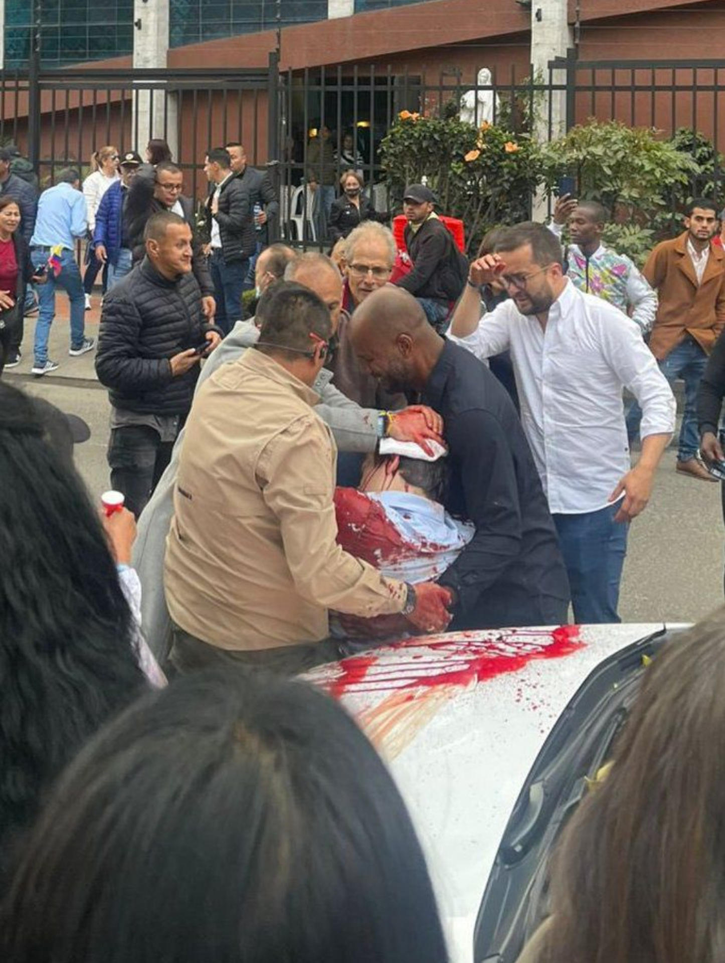 ATERNCIÓN EDITORES: CONTENIDO GRÁFICO EXPLÍCITO AME4270. Imagen rastreo de redes: Pasa en Bogotá, donde se ve al político colombiano Miguel Uribe Turbay (c), uno de los aspirantes presidenciales del partido uribista Centro Democrático, herido durante un atentado este sábado, en Bogotá (Colombia). EFE/ Rastreo de Redes