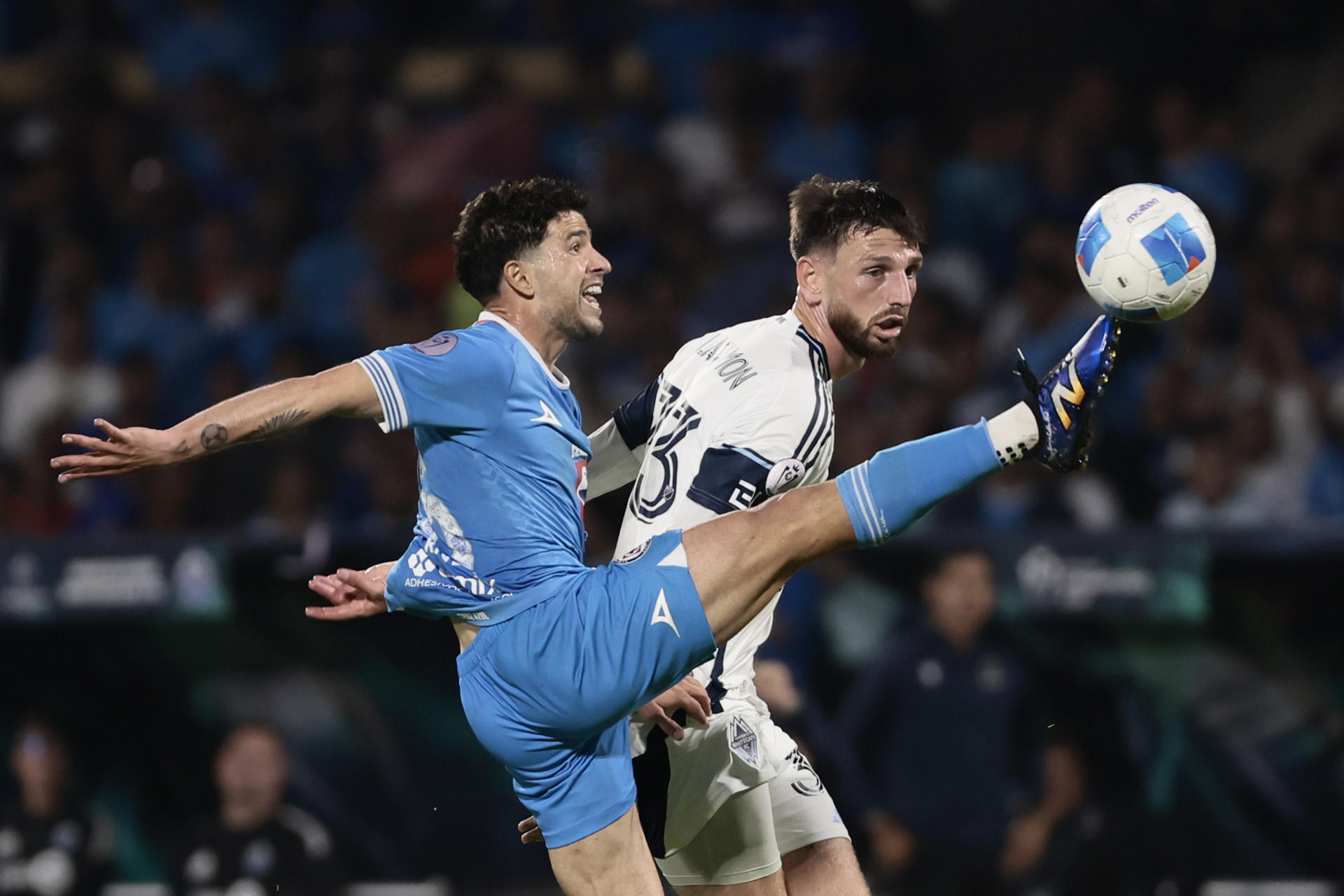 José Ignacio Rivero (i), de Cruz Azul, disputa el balón con Tristan Blackmon, de Vancouver Whitecaps, en la final de la Concacaf Champions Cup en el estadio Olímpico Universitario de Ciudad de México (México). EFE/José Méndez