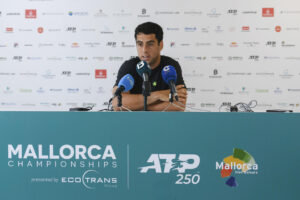 El tenista Jaume Munar en rueda de prensa previa al inicio del torneo de tenis Mallorca Championships, en Santa Ponsa, Mallorca. EFE/Miquel A. Borràs