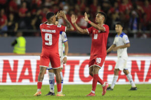 Ismael Díaz (d) y Eduardo Guerrero de Panamá celebran un gol ante Nicaragua. EFE/ Bienvenido Velasco