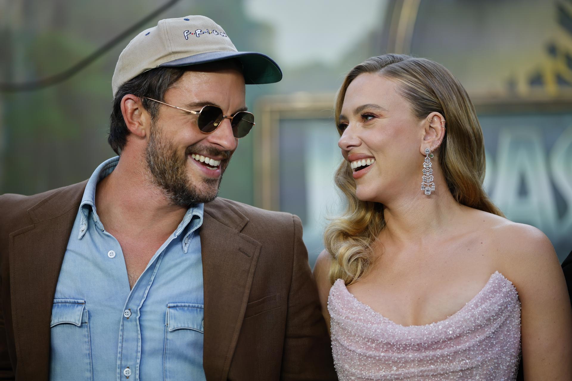 Jonathan Bailey y Scarlett Johansson asisten al estreno mundial de 'Jurassic World Rebirth' en el Odeon Luxe, Leicester Square, Londres. EFE/TOLGA AKMEN