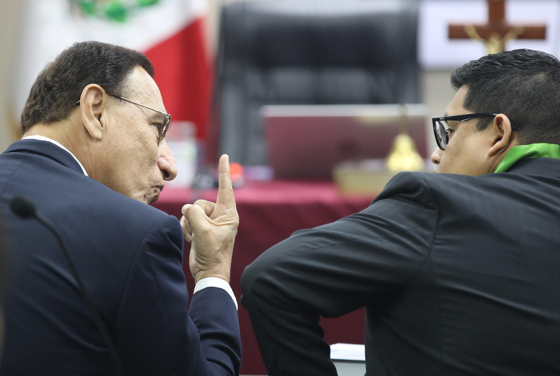 Fotografía de archivo del expresidente peruano Martín Vizcarra (i) durante una audiencia en un juzgado de Lima. EFE/ Paolo Aguilar