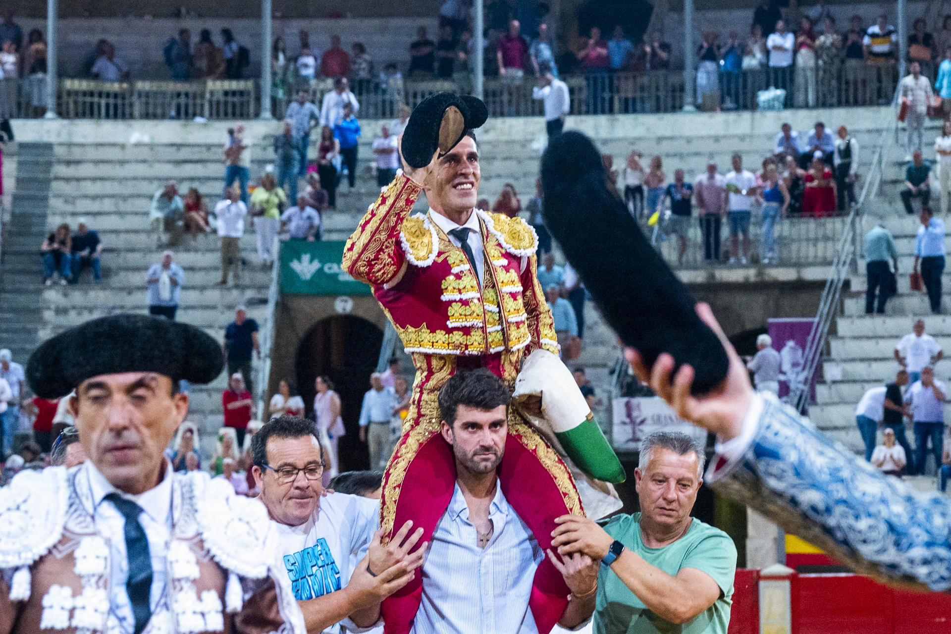 El diestro Alejandro Talavante sale a hombros tras el festejo taurino de las Fiestas del Corpus Christi celebrado este jueves en Granada (Andalucía). EFE/ Miguel Ángel Molina
