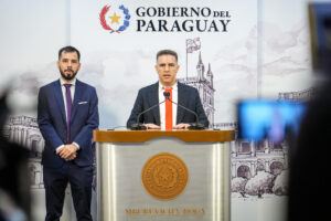 Fotografía cedida por Presidencia de Paraguay del ministro de Tecnologías de Información y Comunicación de Paraguay, Gustavo Villate (d), hablando en una conferencia de prensa este martes, en Asunción (Paraguay). EFE/ Presidencia de Paraguay
