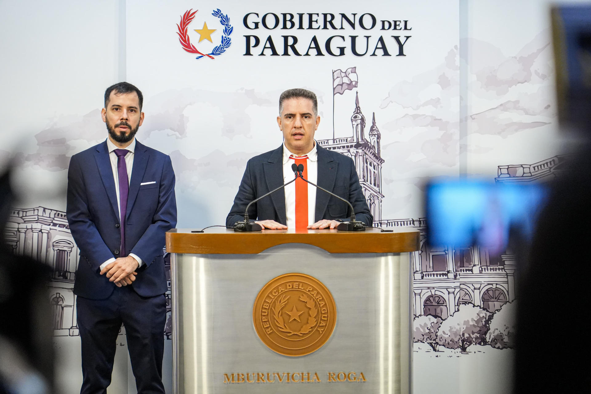 Fotografía cedida por Presidencia de Paraguay del ministro de Tecnologías de Información y Comunicación de Paraguay, Gustavo Villate (d), hablando en una conferencia de prensa este martes, en Asunción (Paraguay). EFE/ Presidencia de Paraguay