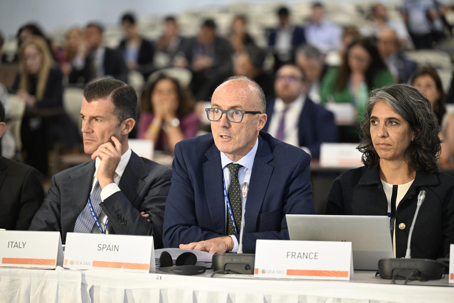 Fotografía cedida por la Organización de los Estados Americanos (OEA) donde aparece el director general para Iberoamérica y el Caribe del Ministerio de Asuntos Exteriores de España, Francisco Javier Gassó (c), hablando durante su intervención en la Asamblea General este miércoles, en Antigua y Barbuda. EFE/Juan Manuel Herrera/OEA