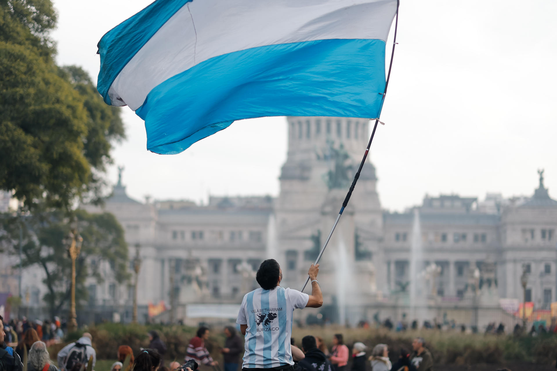 Una persona participa en una protesta convocada por grupos feministas, médicos y científicos, entre muchos otros colectivos este miércoles, en Buenos Aires (Argentina). EFE/ Juan Ignacio Roncoroni