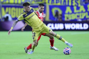 Kevin Zenon (i), de Boca Juniors, disputa el balón con Raphael Guerreiro, del Bayern Múnich, en el partido en Miami del Mundial de Clubes. EFE/EPA/CRISTOBAL HERRERA-ULASHKEVICH