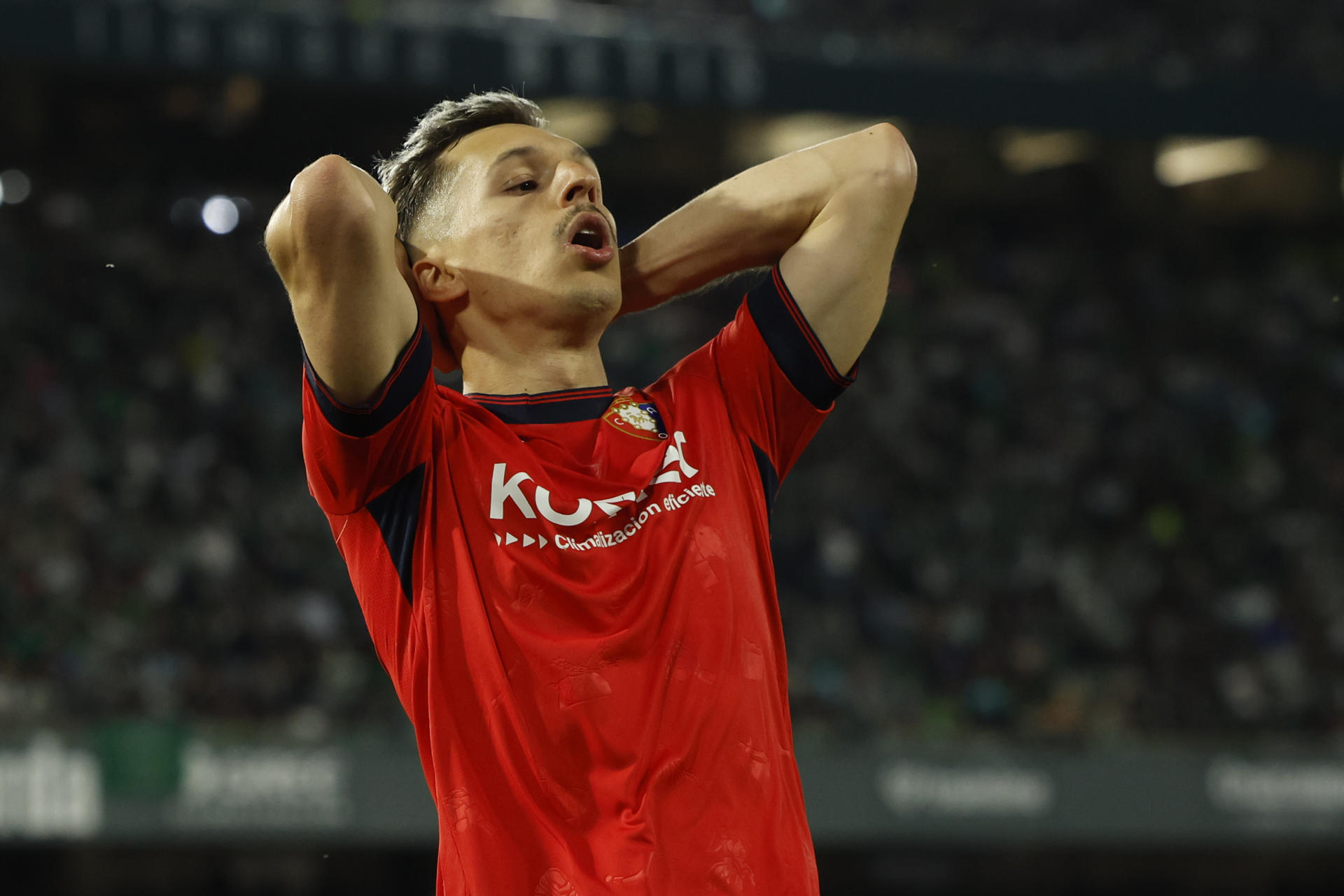 -El centrocampista de Osasuna Bryan Zaragoza, durante el partido de la jornada 35 de LaLiga EA Sports, este domingo en el estadio Benito Villamarín en Sevilla.-EFE/ Julio Muñoz