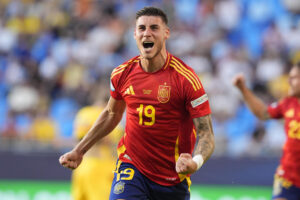 El delantero de la selección española Roberto Fernández celebra tras marcar el segundo gol ante Rumanía, durante el partido del Europeo sub-21 que España y Rumanía disputaron en el Estadio Nacional de Bratislava. EFE/RFEF SÓLO USO EDITORIAL, PERMITIDO SU USO SÓLO EN RELACIÓN A LA INFORMACIÓN QUE APARECE EN EL PIE DE FOTO (CRÉDITO OBLIGATORIO)