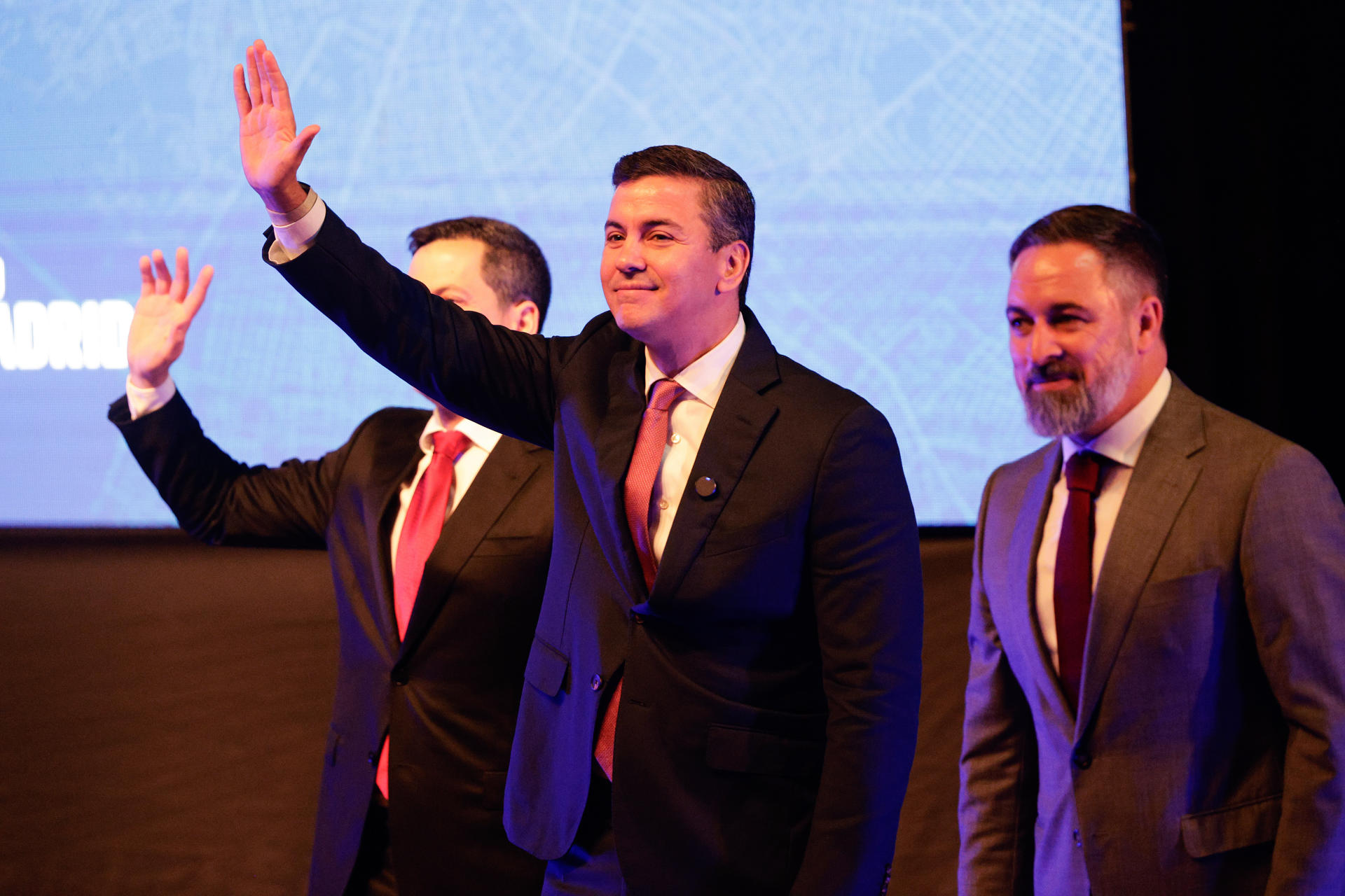 El presidente del partido español VOX, Santiago Abascal (d) y el presidente de Paraguay, Santiago Peña (c), participan en la apertura del IV Foro Madrid este jueves, en Asunción (Paraguay). EFE/ Juan Pablo Pino