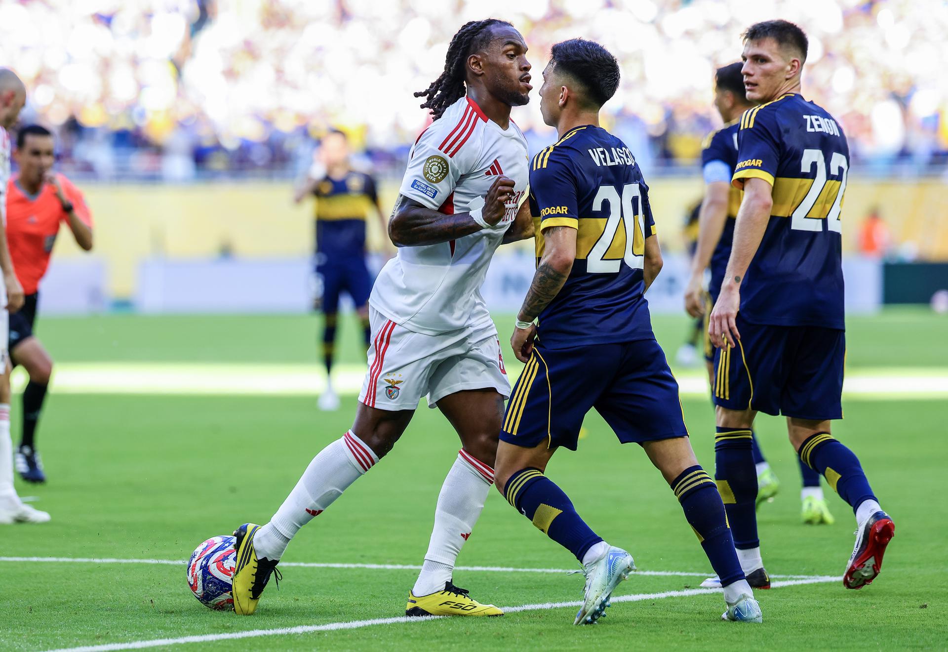 El extremo de Boca Juniors Alan Velasco (d) y el centrocampista de Benfica Renato Sanches se desafían durante un pasaje del partido del Mundial de Clubes que ambos equipos igualaron este lunes 2-2 en el Hard Rock Stadium in Miami (Florida). EFE/EPA/CRISTOBAL HERRERA-ULASHKEVICH