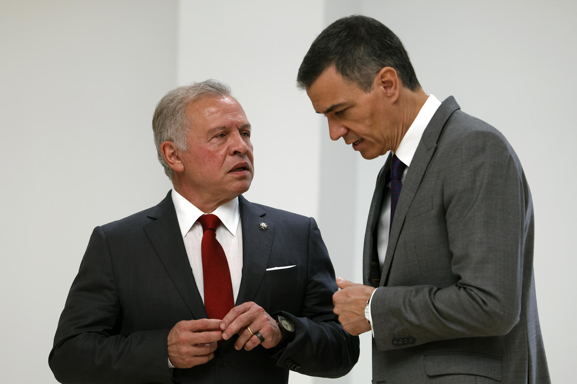 El presidente del Gobierno, Pedro Sánchez (d), y el rey Abdalá II de Jordania, han mantenido una reunión este jueves en Moncloa. EFE/ Javier Lizón