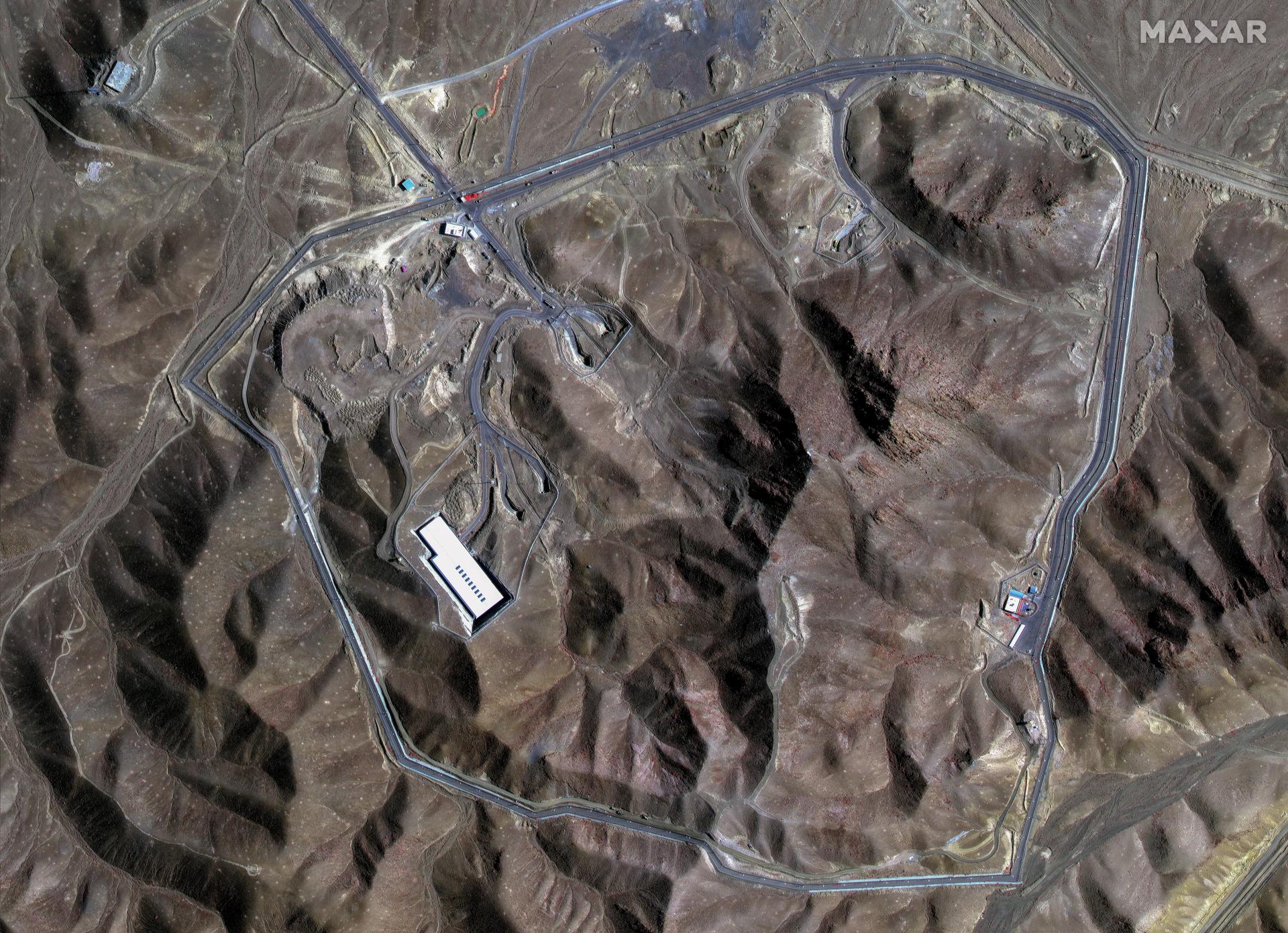 Una imagen satelital proporcionada por Maxar Technologies muestra una vista general de la planta subterránea de enriquecimiento de uranio de Fordo antes de los ataques aéreos estadounidenses en Irán, el 20 de junio de 2025 (publicada el 22 de junio de 2025). EFE/EPA/Maxar Technologies