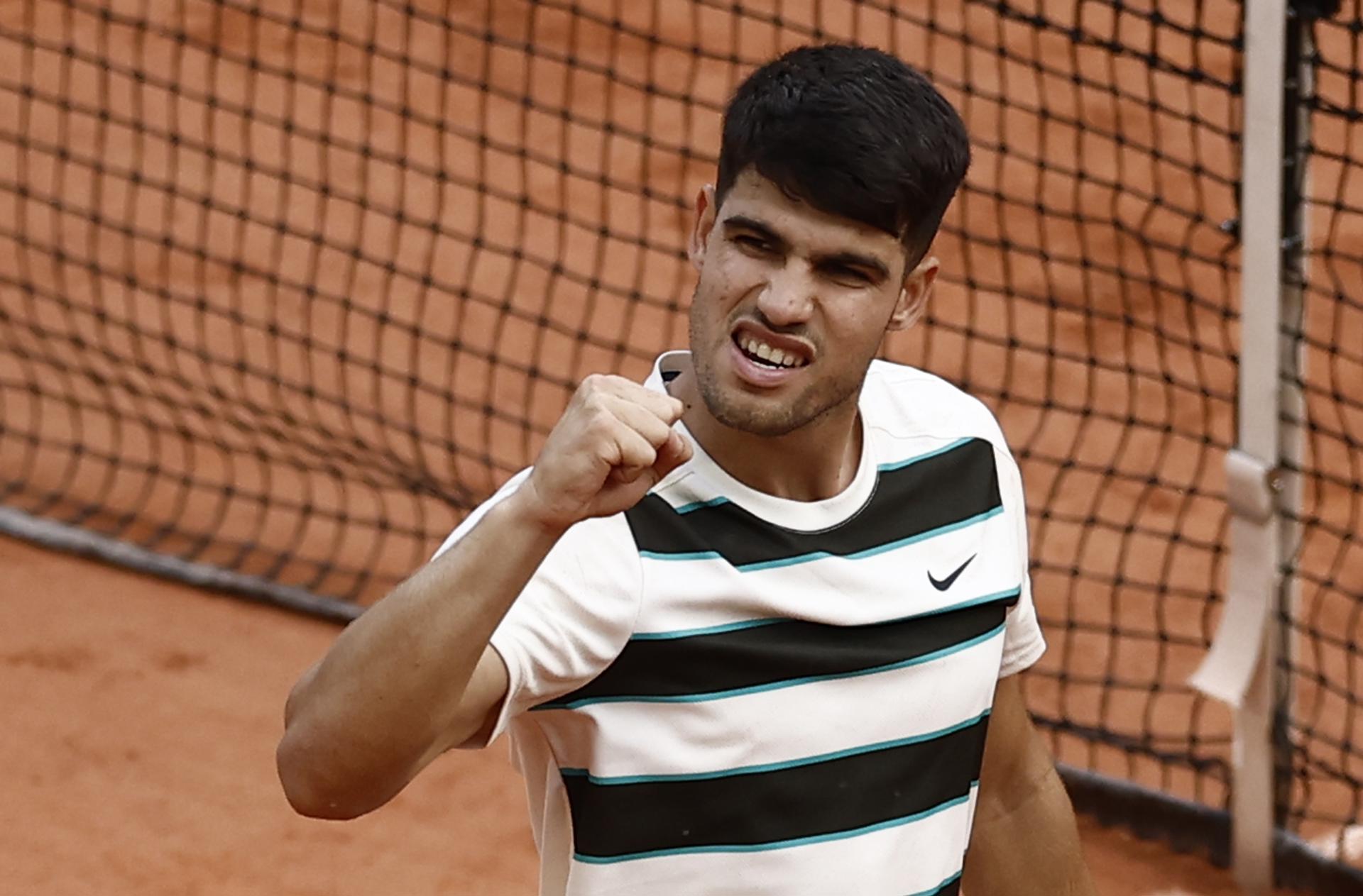 El español Carlos Alcaraz durante su partido de cuarta ronda masculina contra Ben Shelton de EE. UU. en el Grand Slam del Abierto de Francia, torneo de tenis en Roland Garros, París, Francia, este domingo.-EFE/ Yoan Valat