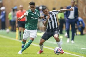 El jugador del Palmeiras Estevao (i) y el del Botafogo Allan, en acción durante el partido del Mundial de Clubes en Filadefia. EFE/EPA/WILL OLIVER