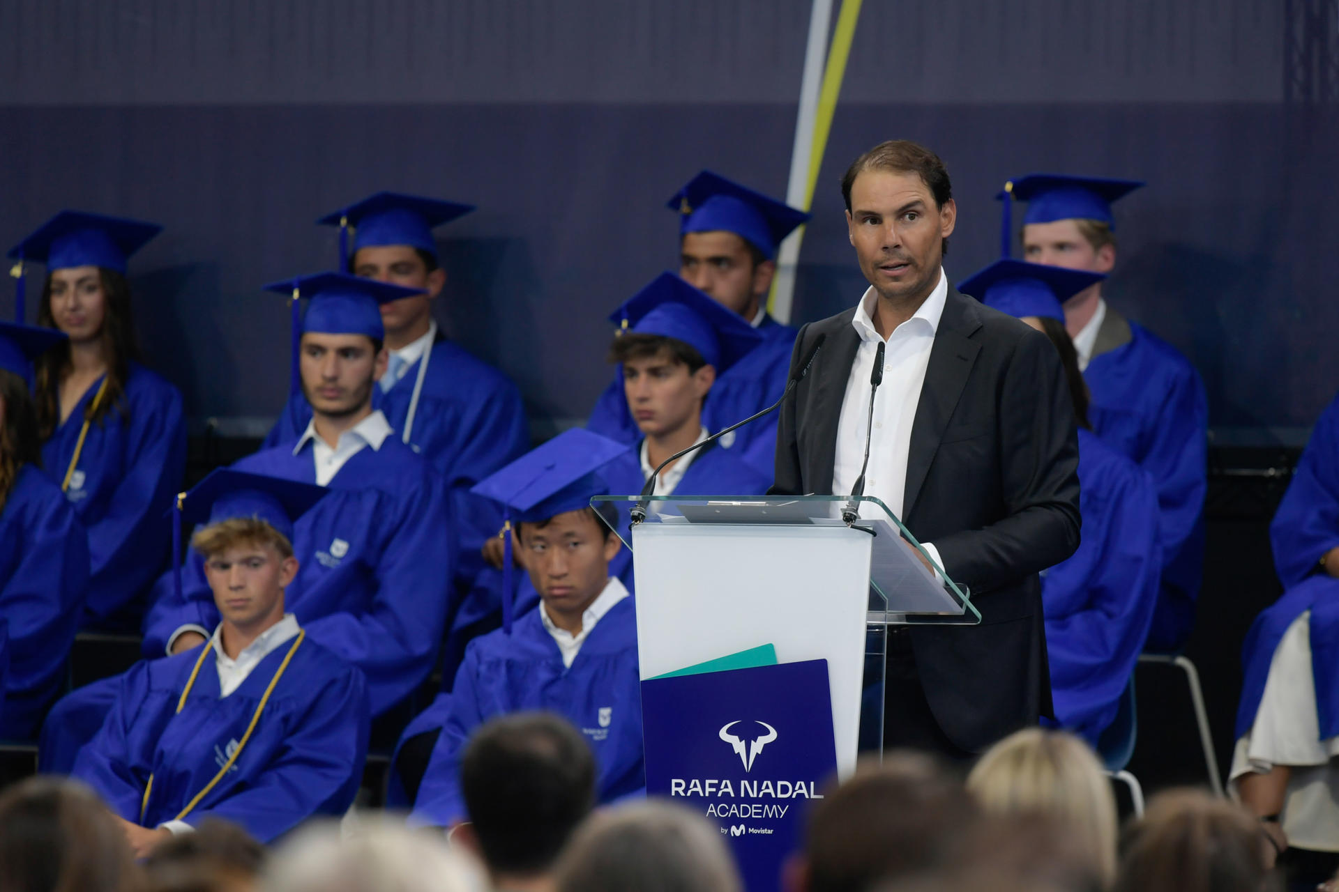 El extenista Rafa Nadal durante el acto de graduación de los estudiantes de la Rafa Nadal Academy este miércoles en la localidad balear de Manacor. EFE/Miquel Borrás