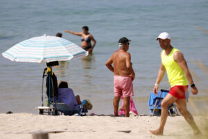Varias personas se refrescan en la playa de Doniños, este miércoles.EFE/ Kiko Delgado