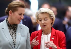 Bruselas, 26/06/2025.- La primera ministra danesa, Mette Frederiksen, (I) y la presidenta de la Comisión Europea, Ursula von der Leyen, (D al comienzo de la cumbre de líderes, inuagurada hoy en Bruselas. EFE/EPA/OLIVIER HOSLET