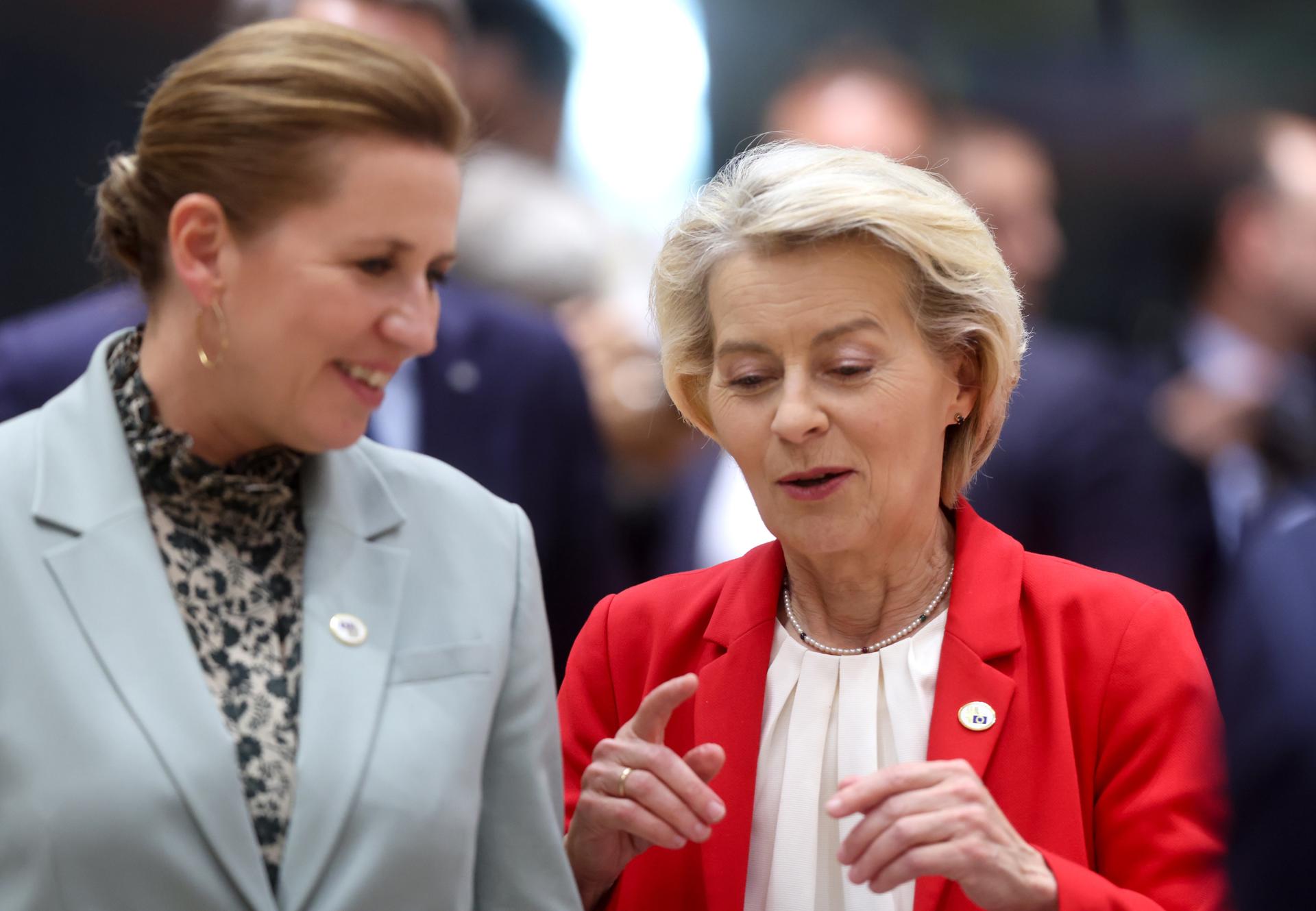 Bruselas, 26/06/2025.- La primera ministra danesa, Mette Frederiksen, (I) y la presidenta de la Comisión Europea, Ursula von der Leyen, (D al comienzo de la cumbre de líderes, inuagurada hoy en Bruselas. EFE/EPA/OLIVIER HOSLET