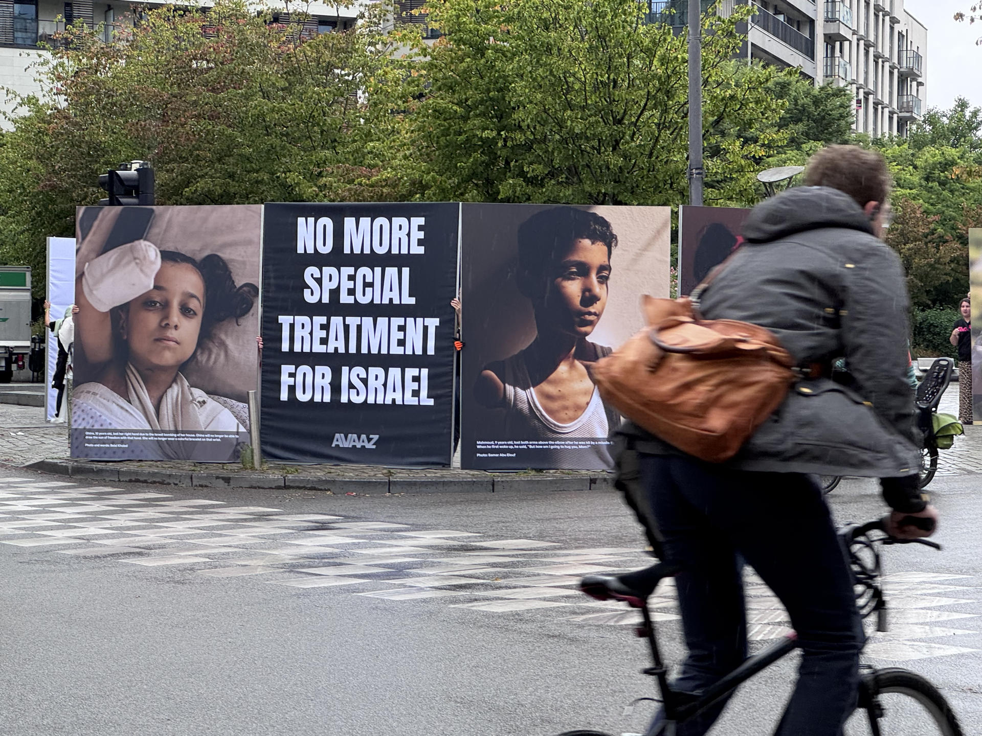 Una exposición fotográfica al aire libre mostró diez imágenes con retratos de niños de Gaza este jueves en Bruselas para denunciar la "grave situación" de los menores en la ciudad, que "sufren una emergencia médica", e instar a los líderes europeos a cesar las relaciones comerciales con Israel. Titulada 'Míralos a los ojos', la muestra quedó instalada en una plaza aledaña a la sede del Consejo Europeo, donde hoy se celebra una cumbre de jefes de Estado y de Gobierno de la UE en la que debatirán, entre otros temas, una eventual revisión del Acuerdo de Asociación UE-Israel, que regula el diálogo político y la cooperación económica entre la UE e Israel. EFE/ Avaaz SOLO USO EDITORIAL/SOLO DISPONIBLE PARA ILUSTRAR LA NOTICIA QUE ACOMPAÑA (CRÉDITO OBLIGATORIO)