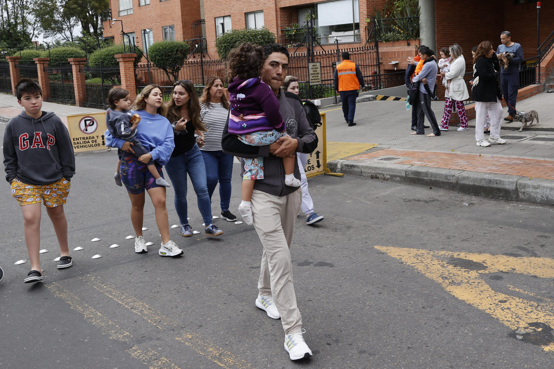 Personas salen de sus apartamentos tras un sismo de magnitud 6,5 este domingo, en Bogotá (Colombia). EFE/ Mauricio Dueñas Castañeda