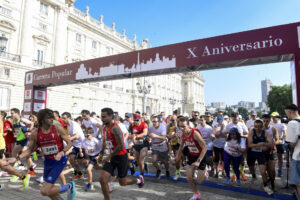 Corredores esperan el pistoletazo de salida en la Explanada de la plaza de Oriente momentos antes del comienzo de la Carrera popular por el X aniversario de la proclamación de Su Majestad el rey Felipe VI. EFE/ Victor Lerena