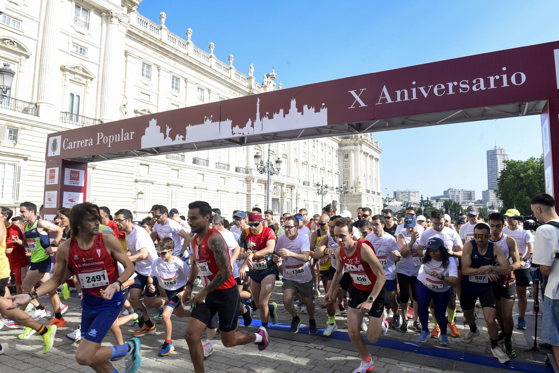 Corredores esperan el pistoletazo de salida en la Explanada de la plaza de Oriente momentos antes del comienzo de la Carrera popular por el X aniversario de la proclamación de Su Majestad el rey Felipe VI. EFE/ Victor Lerena
