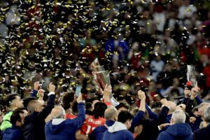 Un aficionado que presenciaba la final de la Liga de Naciones entre España y Portugal murió en Múnich al caer desde la tribuna que se encontraba sobre un sector de la tribuna de prensa. EFE/EPA/RONALD WITTEK